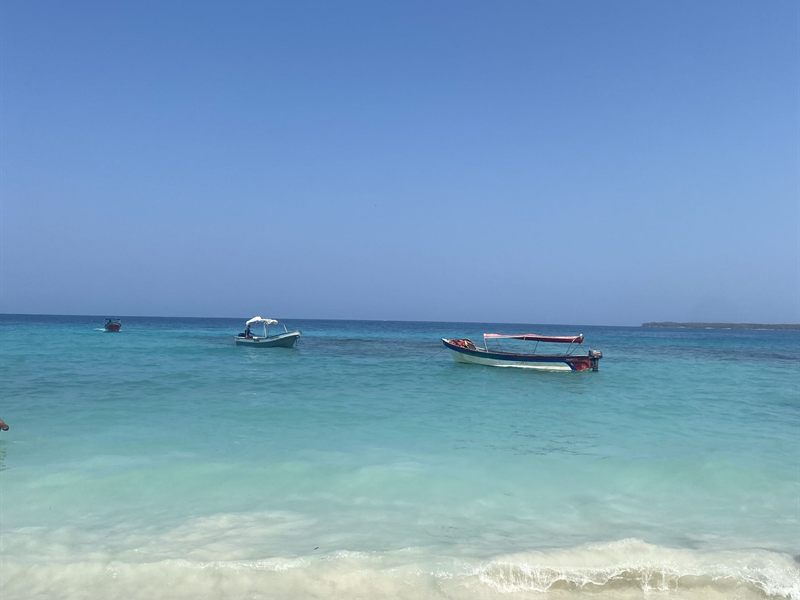 Turquoise water and white sand in San Blas