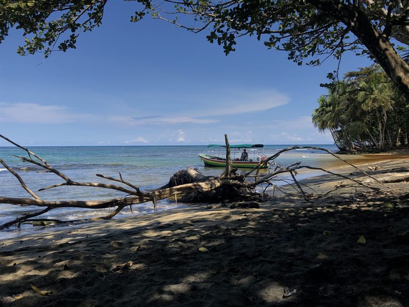 A lancha between the islands of Guna Yala